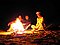 Wir geniessen die Wrme des Lagerfeuers. In der Nacht wird es knapp 0 C.